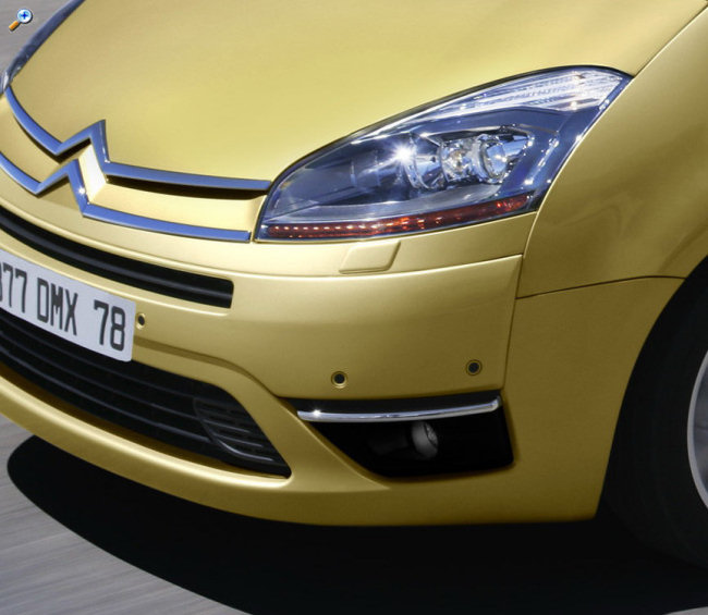 L'intgration des capteurs du radar de parking avant dans le bouclier a t particulirement soigne, mme dans cette couleur de carrosserie.